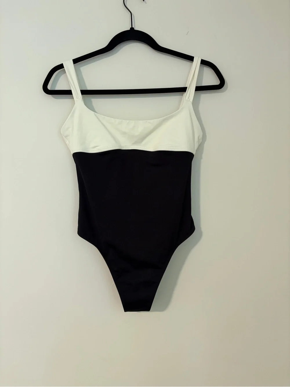 l*space Descanso Color Block White and Black Scoop One-Piece Swimsuit - Picture 5 of 7